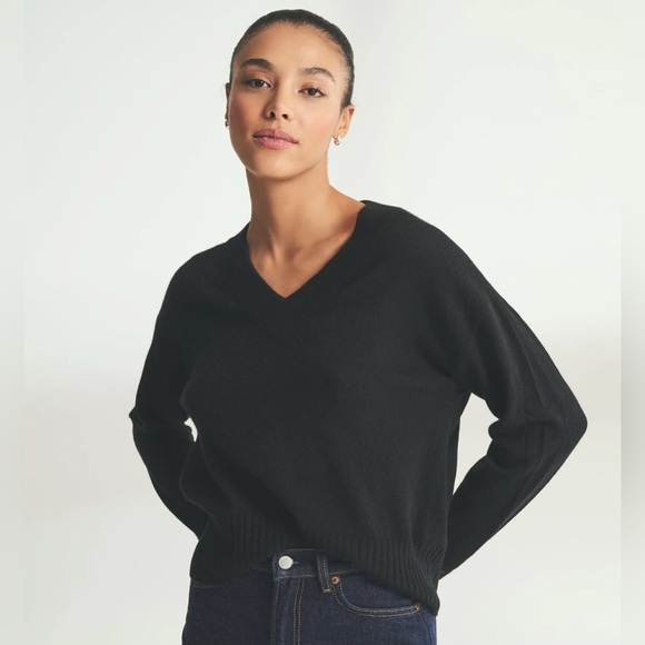 NWT NAADAM Signature Cashmere Classic V-Neck Sweater - Picture 1 of 3